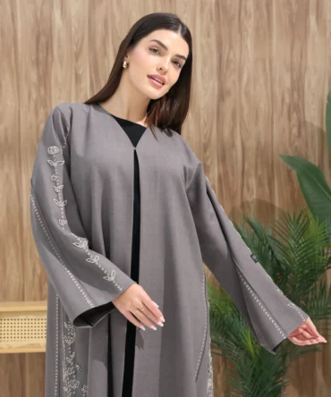 model with height 173cm wearing silver grey abaya